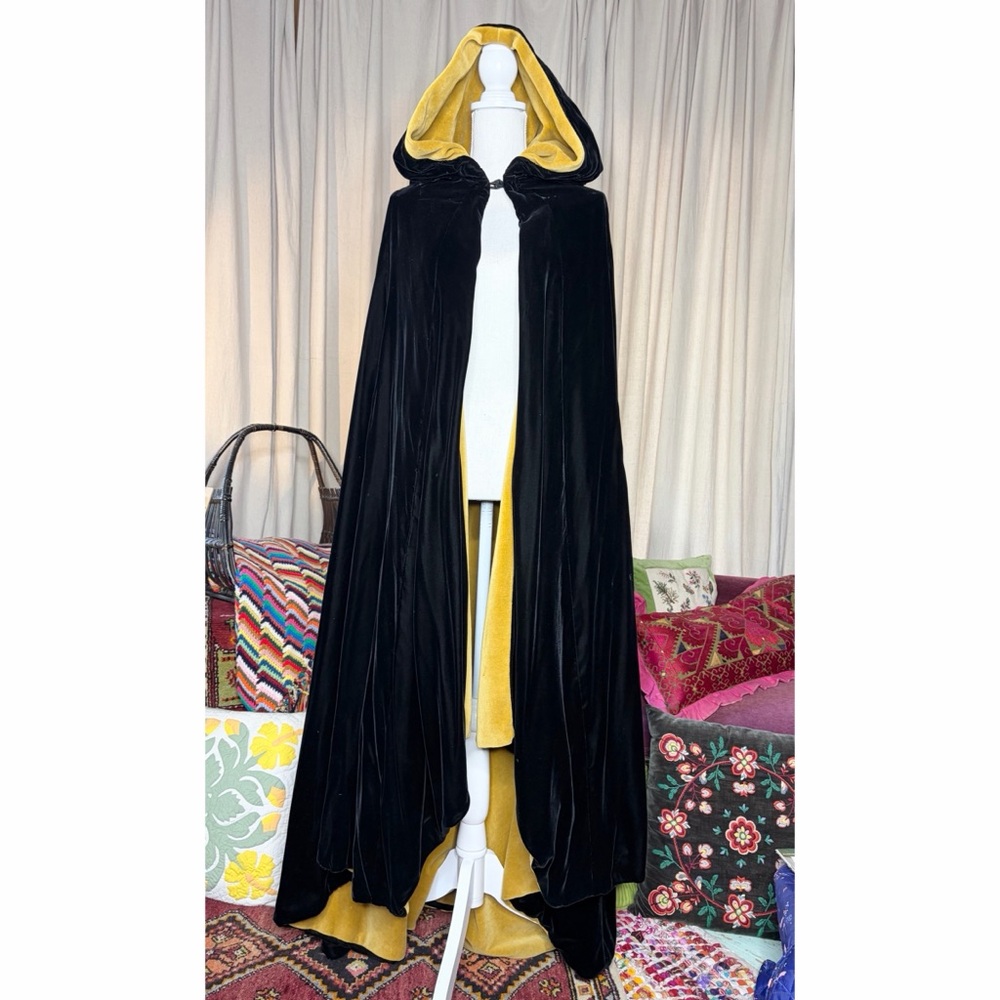 60s Velvet Hooded Cape - Picture 4 of 12